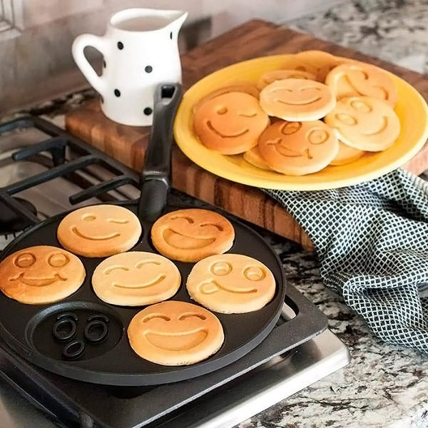 Nonstick Smiley Pancake Maker for Fun and Delicious Family Breakfasts 15101086040390-1