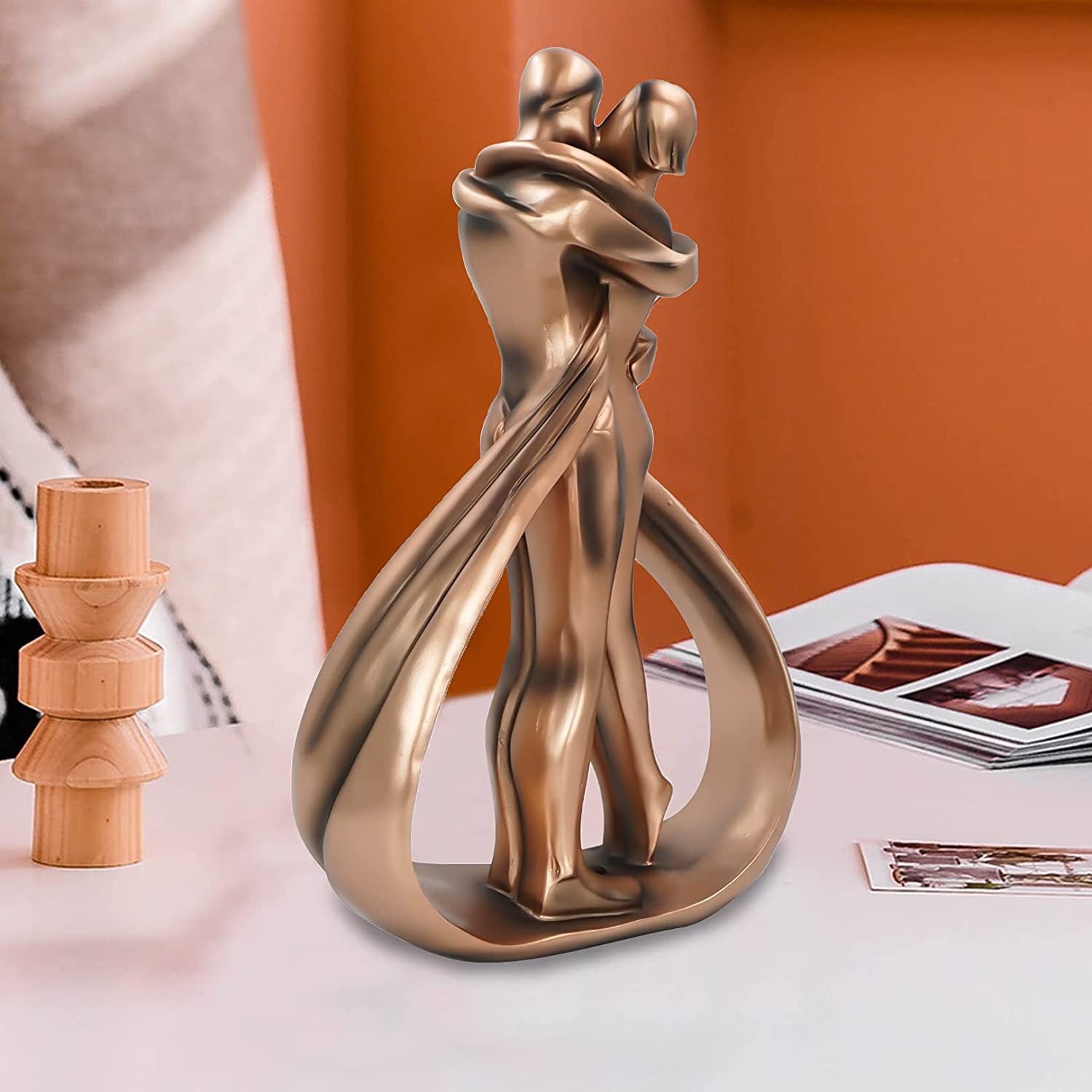 Romantic Couple Embrace Resin Statue Modern Home Decor Sculpture 8690043584814-1