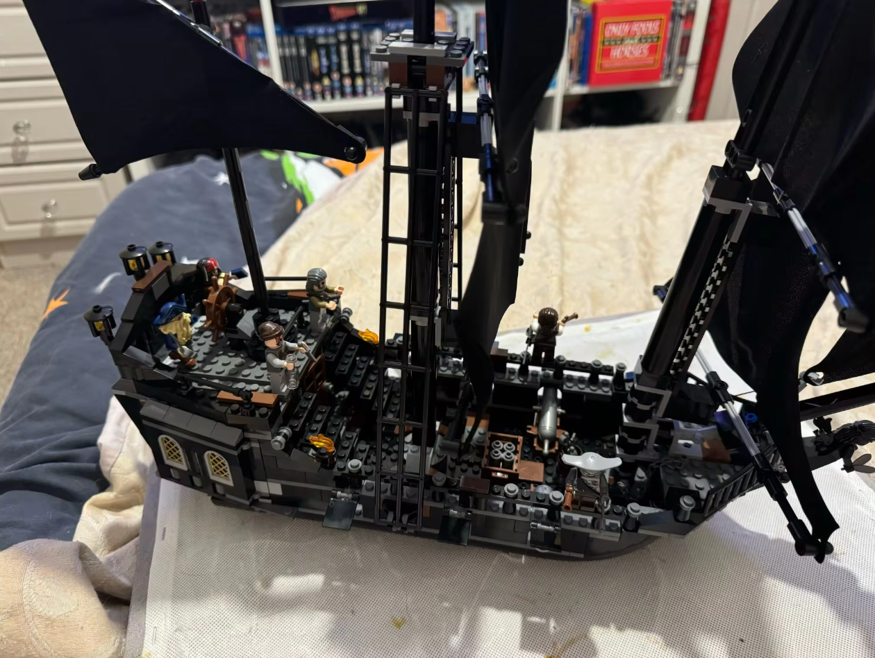 875 Pcs Pirates Of The Caribbean Building Blocks - The Black Pearl ( 6 Figures) photo review