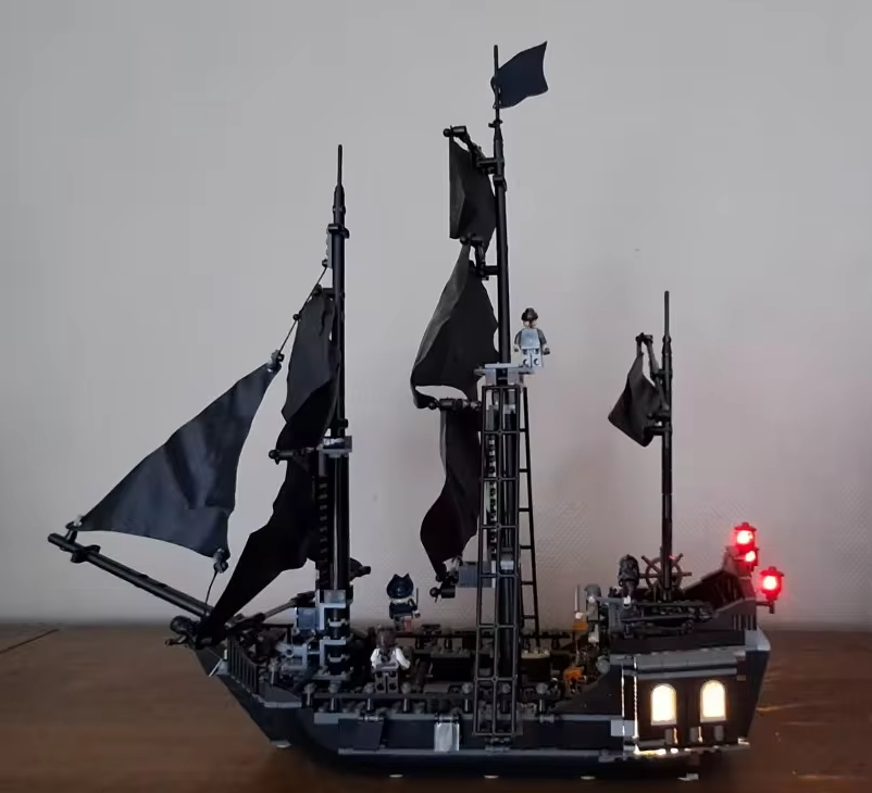 875 Pcs Pirates Of The Caribbean Building Blocks - The Black Pearl ( 6 Figures) photo review