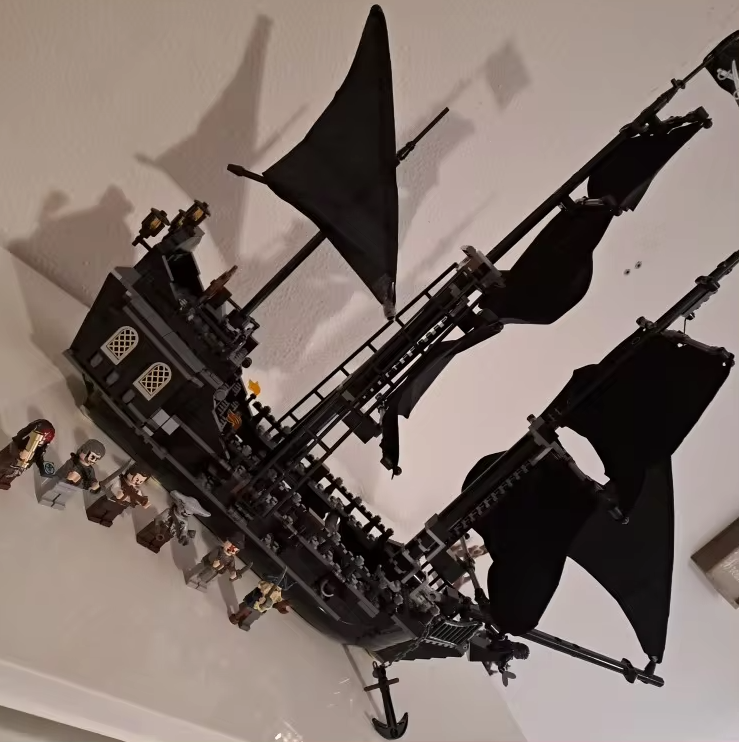 875 Pcs Pirates Of The Caribbean Building Blocks - The Black Pearl ( 6 Figures) photo review