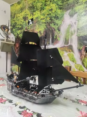 875 Pcs Pirates Of The Caribbean Building Blocks - The Black Pearl ( 6 Figures) photo review